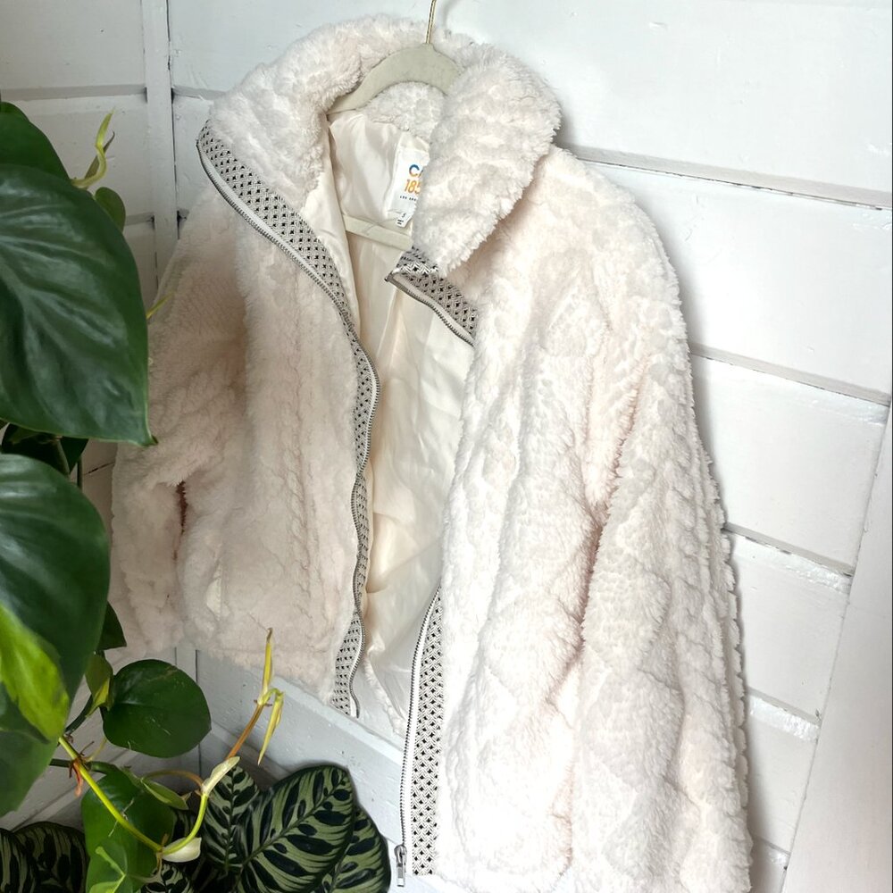 Cali 1850 White Sherpa Patterned Zip-Up Jacket